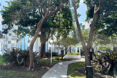 Condominio en venta en Miami, Florida, 1 dormitorio, 76.74 m2 № 2192522 - foto 14