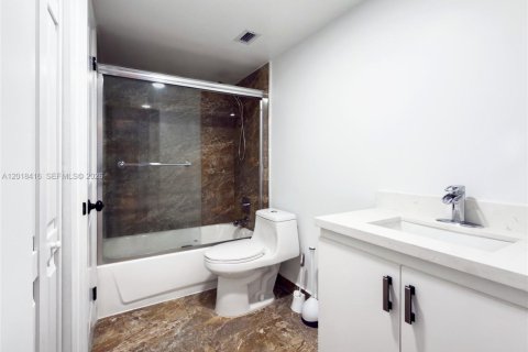 Condominio en venta en Miami, Florida, 1 dormitorio, 76.74 m2 № 2192522 - foto 9