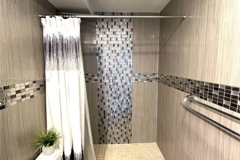 Condo in Hallandale Beach, Florida, 2 bedrooms  № 1698075 - photo 25