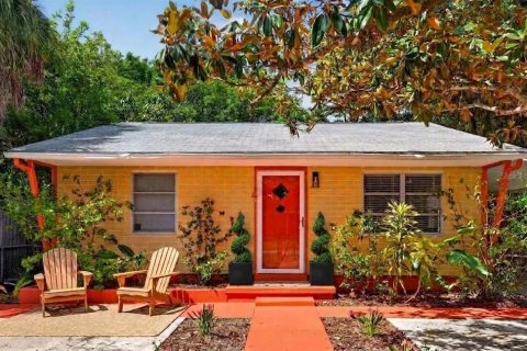 House in Gulfport, Florida 2 bedrooms, 62.43 sq.m. № 2352389
