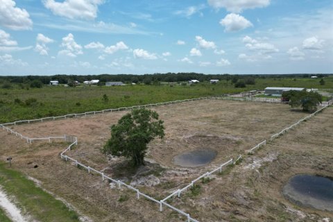 Commercial property in Okeechobee, Florida № 2177200