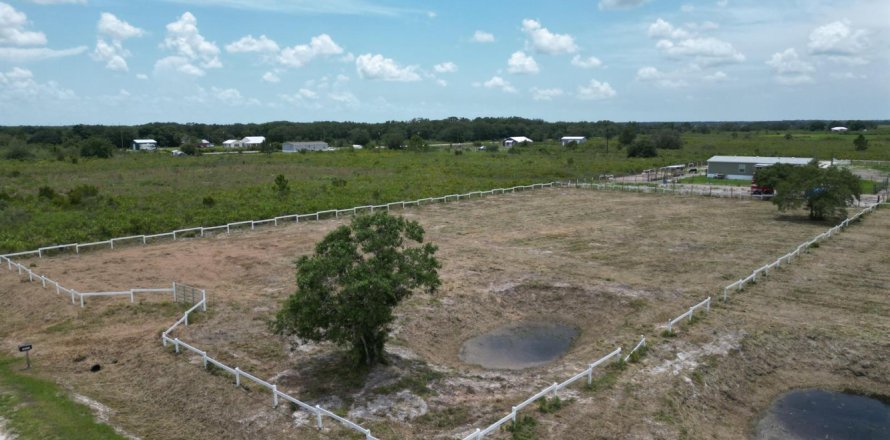 Commercial property in Okeechobee, Florida № 2177200