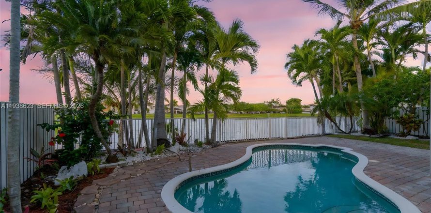 Villa ou maison à Miami, Floride 4 chambres, 230.49 m2 № 1996935