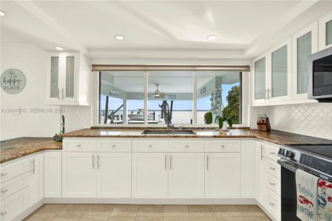 House in Key Largo, Florida 3 bedrooms, 144 sq.m. № 2068322 - photo 7