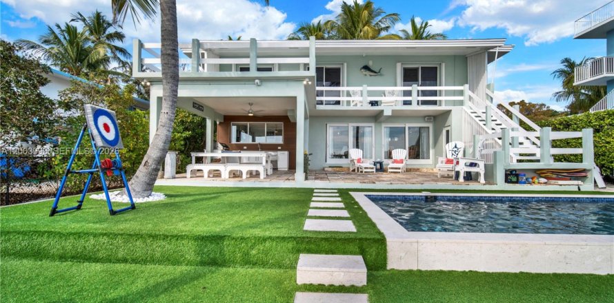 House in Key Largo, Florida 3 bedrooms, 144 sq.m. № 2068322