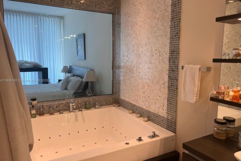 Condo in Miami, Florida, 2 bedrooms  № 1888958 - photo 27