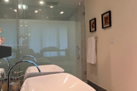 Condo in Miami, Florida, 2 bedrooms  № 1888958 - photo 28
