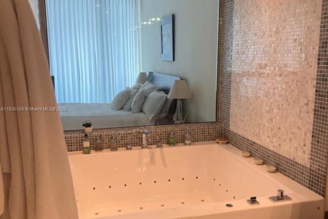 Condo in Miami, Florida, 2 bedrooms  № 1888958 - photo 14