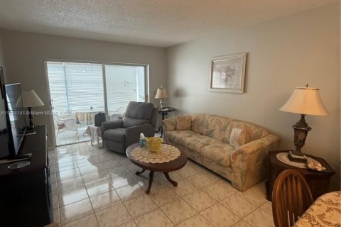 Condo in Lauderdale Lakes, Florida, 1 bedroom  № 1781443 - photo 1