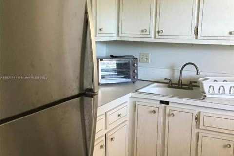Condo in Lauderdale Lakes, Florida, 1 bedroom  № 1781443 - photo 8