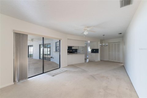 House in Tampa, Florida 4 bedrooms, 187.94 sq.m. № 1527213 - photo 17