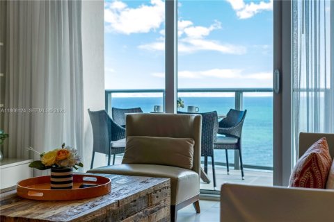 Condo in Hollywood, Florida, 2 bedrooms  № 2060060 - photo 30