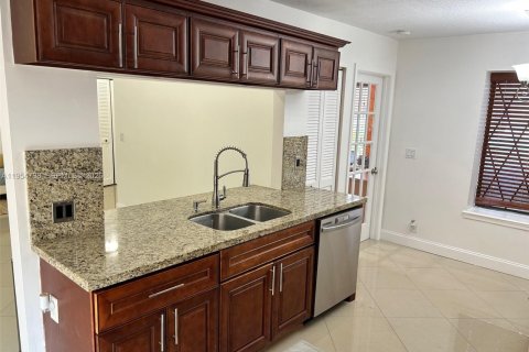 Villa ou maison à louer à Sunrise, Floride: 2 chambres, 83.61 m2 № 2009622 - photo 24