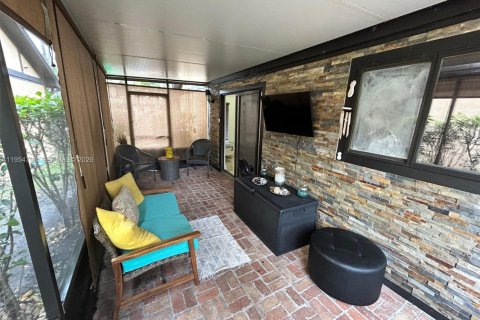 Villa ou maison à louer à Sunrise, Floride: 2 chambres, 83.61 m2 № 2009622 - photo 3