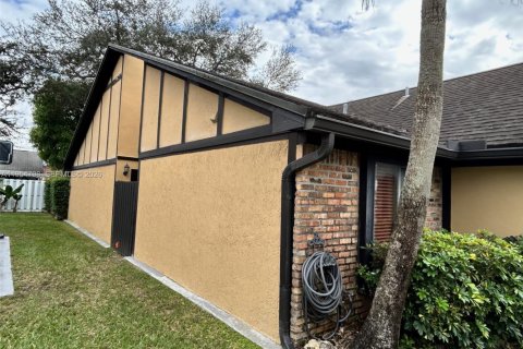 Villa ou maison à louer à Sunrise, Floride: 2 chambres, 83.61 m2 № 2009622 - photo 12