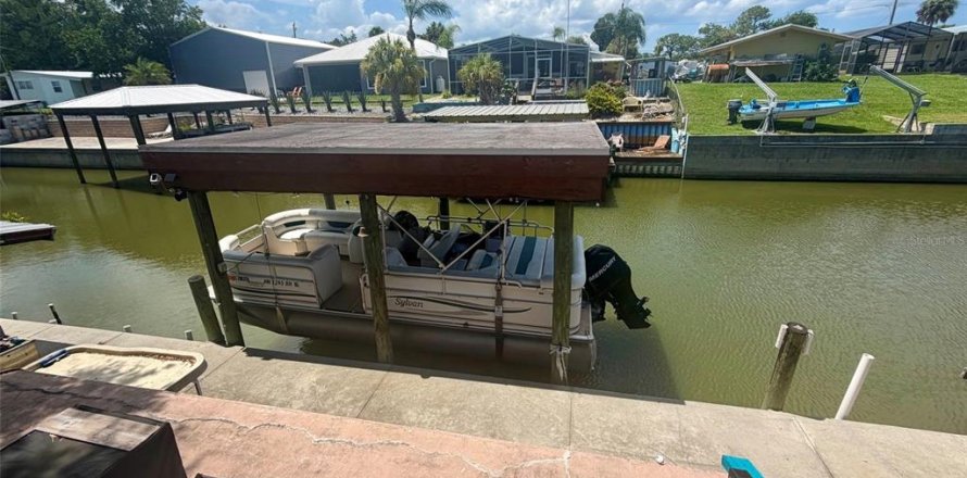 House in Edgewater, Florida 3 bedrooms, 130.81 sq.m. № 2198738