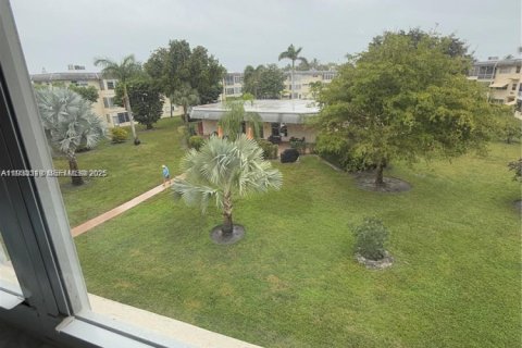 Condo in Lauderhill, Florida, 1 bedroom  № 1991198 - photo 16