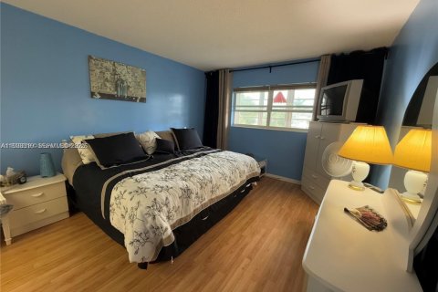 Condo in Lauderhill, Florida, 1 bedroom  № 1991198 - photo 11
