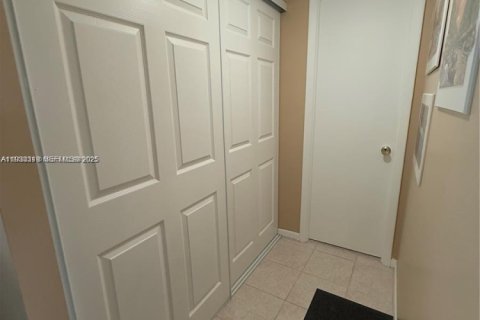 Condo in Lauderhill, Florida, 1 bedroom  № 1991198 - photo 13