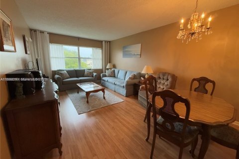 Condo in Lauderhill, Florida, 1 bedroom  № 1991198 - photo 4
