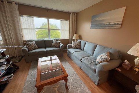 Condo in Lauderhill, Florida, 1 bedroom  № 1991198 - photo 1