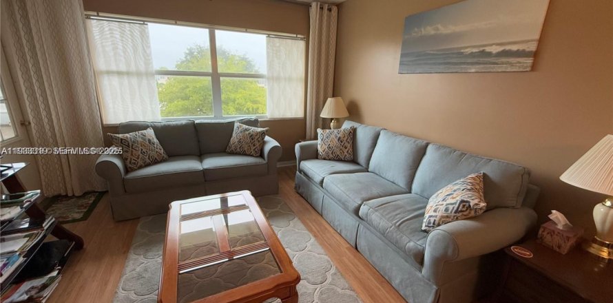 Condo in Lauderhill, Florida, 1 bedroom  № 1991198