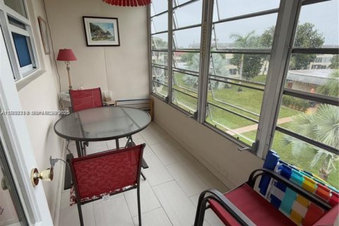 Condo in Lauderhill, Florida, 1 bedroom  № 1991198 - photo 15