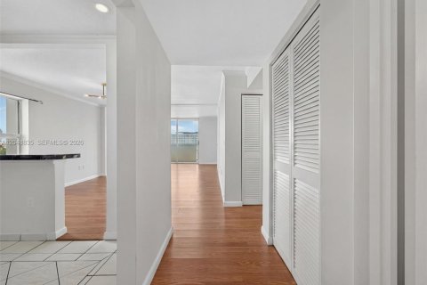 Condo in Miami Beach, Florida, 1 bedroom  № 2185945 - photo 24