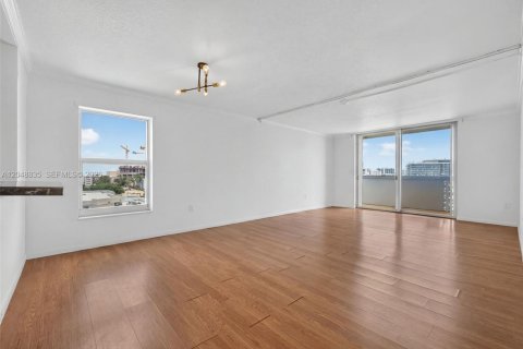 Condo in Miami Beach, Florida, 1 bedroom  № 2185945 - photo 2