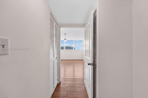 Condo in Miami Beach, Florida, 1 bedroom  № 2185945 - photo 4