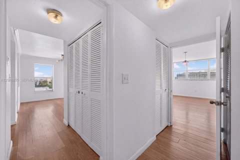 Condo in Miami Beach, Florida, 1 bedroom  № 2185945 - photo 19