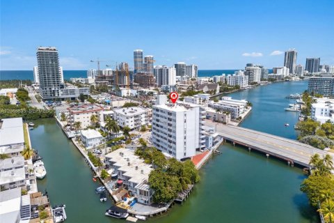 Condo in Miami Beach, Florida, 1 bedroom  № 2185945 - photo 16