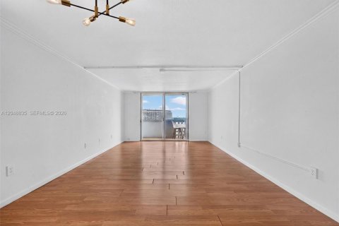 Condo in Miami Beach, Florida, 1 bedroom  № 2185945 - photo 8