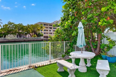 Condo in Miami Beach, Florida, 1 bedroom  № 2185945 - photo 17