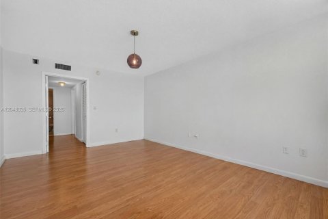 Condo in Miami Beach, Florida, 1 bedroom  № 2185945 - photo 22