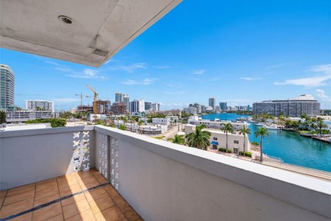 Condo in Miami Beach, Florida, 1 bedroom  № 2185945 - photo 12