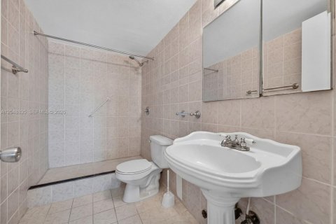 Condo in Miami Beach, Florida, 1 bedroom  № 2185945 - photo 18