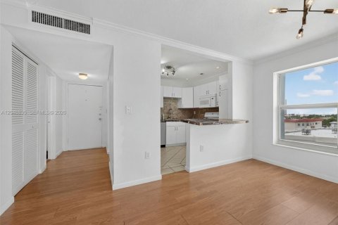 Condo in Miami Beach, Florida, 1 bedroom  № 2185945 - photo 6