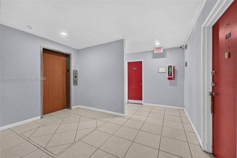 Condo in Miami Beach, Florida, 1 bedroom  № 2185945 - photo 26