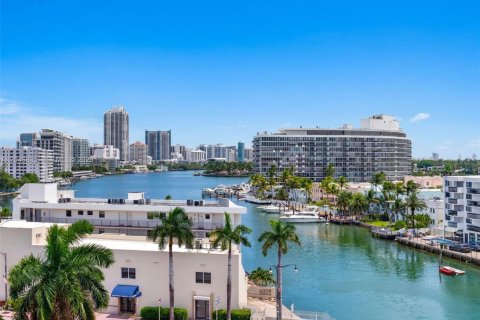 Condo in Miami Beach, Florida, 1 bedroom  № 2185945 - photo 14