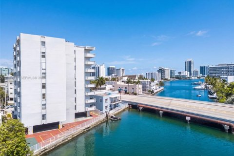 Condo in Miami Beach, Florida, 1 bedroom  № 2185945 - photo 28