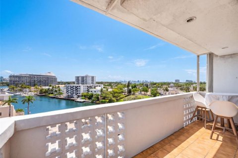 Condo in Miami Beach, Florida, 1 bedroom  № 2185945 - photo 11