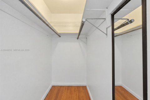 Condo in Miami Beach, Florida, 1 bedroom  № 2185945 - photo 23