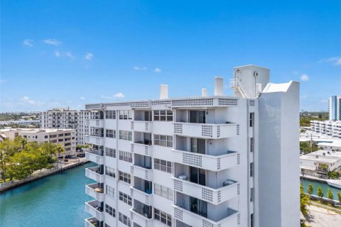 Condo in Miami Beach, Florida, 1 bedroom  № 2185945 - photo 30
