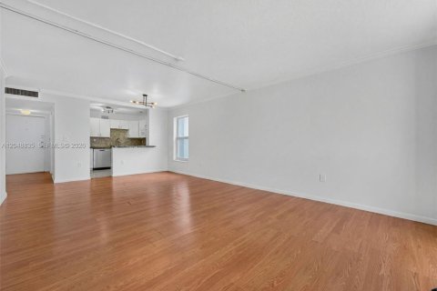 Condo in Miami Beach, Florida, 1 bedroom  № 2185945 - photo 10