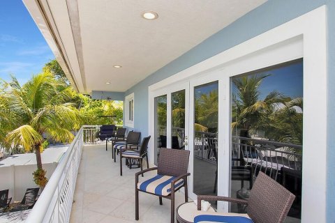 House in Key Largo, Florida 3 bedrooms, 128.21 sq.m. № 2062410 - photo 3