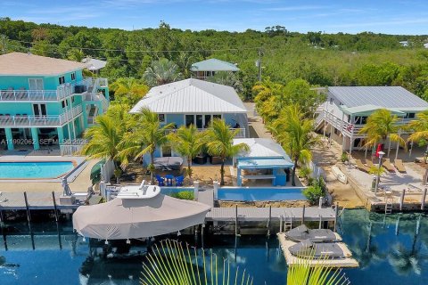 House in Key Largo, Florida 3 bedrooms, 128.21 sq.m. № 2062410 - photo 2
