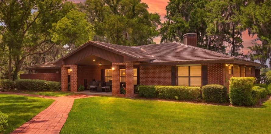 House in Winter Springs, Florida 3 bedrooms, 339.74 sq.m. № 2166251