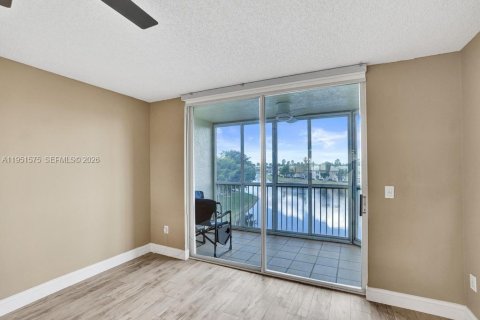 Condo in Tamarac, Florida, 2 bedrooms № 2153149 - photo 17