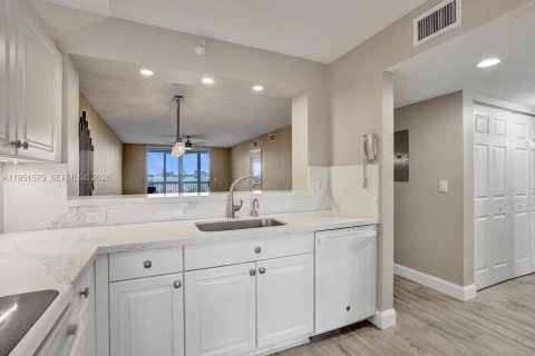 Condo in Tamarac, Florida, 2 bedrooms № 2153149 - photo 10